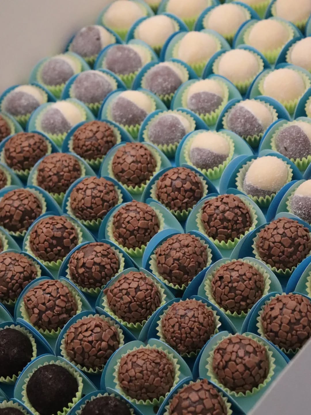 Tabuleiro cheio de brigadeiros gourmet