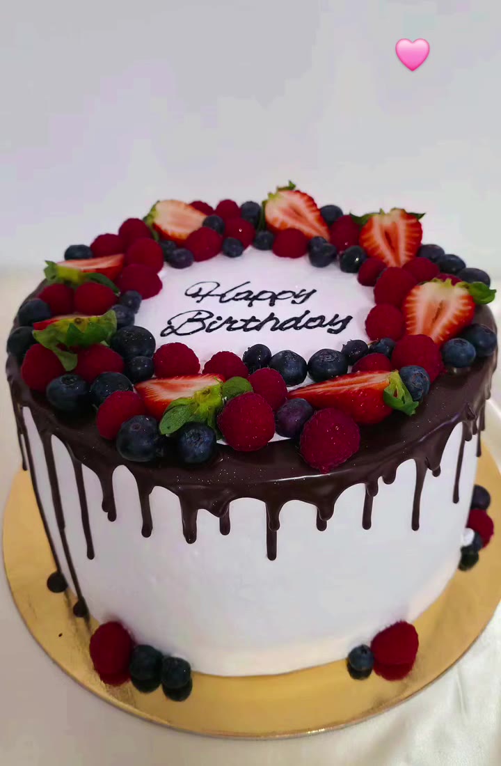 Bolo de chocolate com frutos